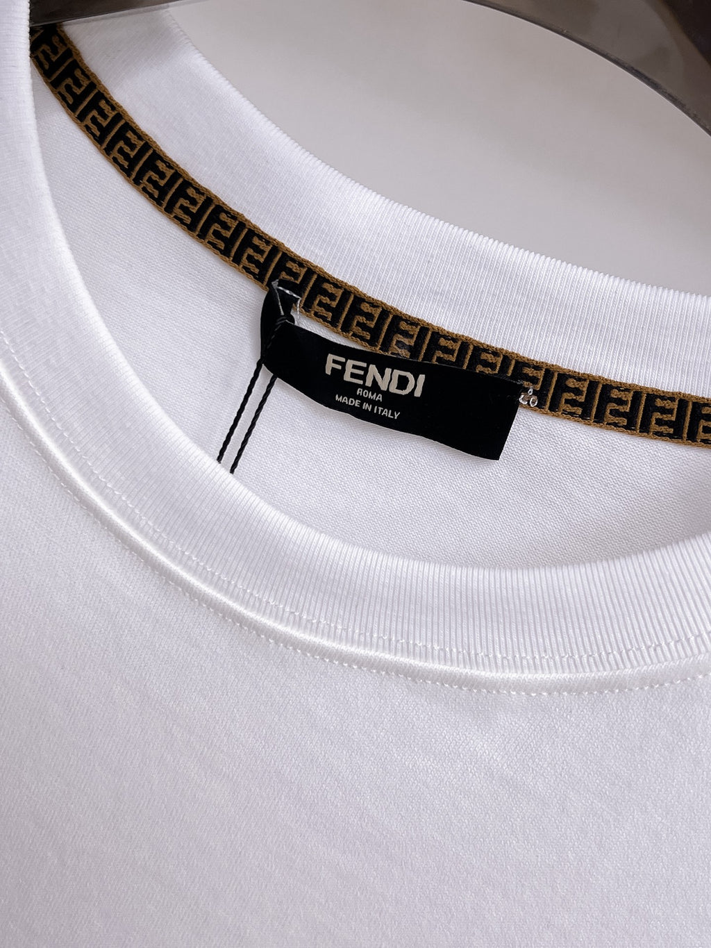 Fendi 【新品】2026SS春夏🆕 男女情侶款經典logo圖標設計短袖T卹簡約的時尚元素設計凸顯精簡,隸屬今夏高顏值單品. 客供優質針織棉面料,手感順滑細膩,著身的透氣舒適感無可挑剔.全新標誌皮質徽章縫製感染力強大,彰顯前衛獨特個性.時尚達人的必備單品.表達一絲不苟的時尚氣息. 顏色：白色黑色尺碼：S/M/L/XL/2XL S肩寬43胸圍104衣長67袖長21