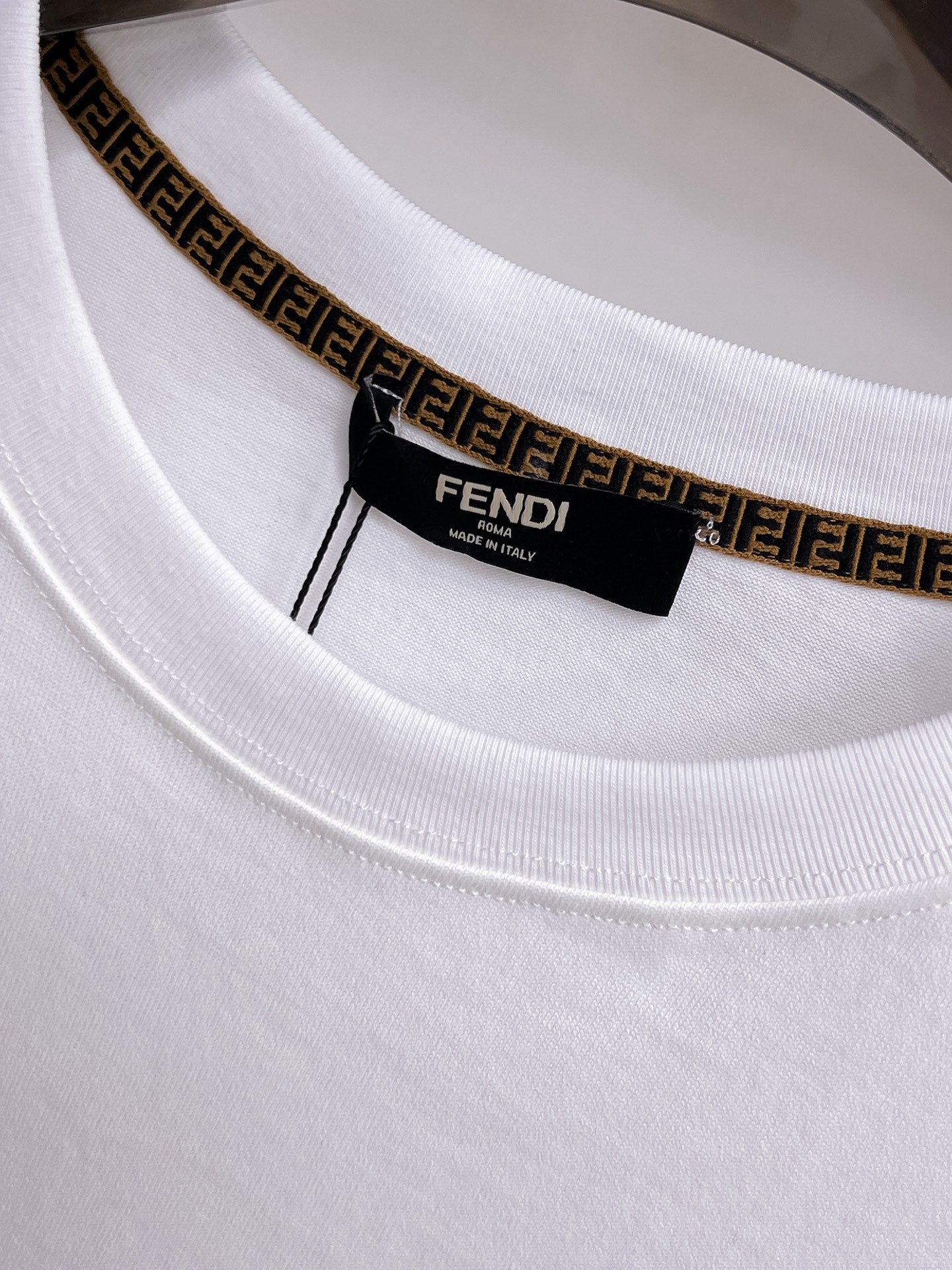 Fendi 【新品】2026SS春夏🆕 男女情侶款經典logo圖標設計短袖T卹簡約的時尚元素設計凸顯精簡,隸屬今夏高顏值單品. 客供優質針織棉面料,手感順滑細膩,著身的透氣舒適感無可挑剔.全新標誌皮質徽章縫製感染力強大,彰顯前衛獨特個性.時尚達人的必備單品.表達一絲不苟的時尚氣息. 顏色：白色黑色尺碼：S/M/L/XL/2XL S肩寬43胸圍104衣長67袖長21