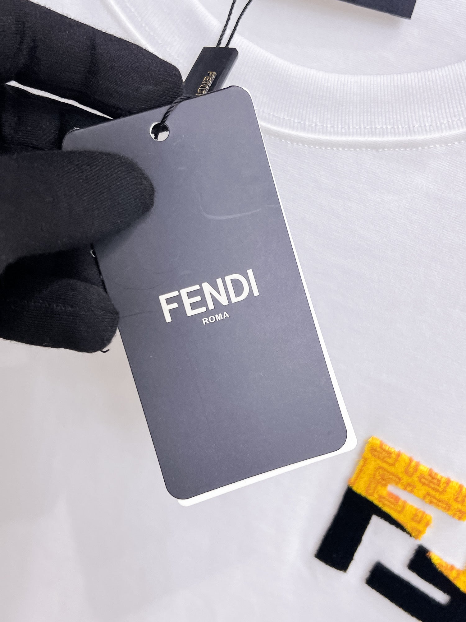 Fendi 【新品】2026SS春夏🆕 男女情侶款經典logo圖標設計短袖T卹簡約的時尚元素設計凸顯精簡,隸屬今夏高顏值單品. 客供優質針織棉面料,手感順滑細膩,著身的透氣舒適感無可挑剔.全新標誌皮質徽章縫製感染力強大,彰顯前衛獨特個性.時尚達人的必備單品.表達一絲不苟的時尚氣息. 顏色：白色黑色尺碼：S/M/L/XL/2XL S肩寬43胸圍104衣長67袖長21