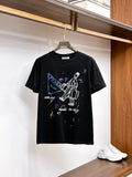 Prada【新品】2026SS春夏🆕 男女情侶款經典logo圖標設計短袖T卹簡約的時尚元素設計凸顯精簡,隸屬今夏高顏值單品. 客供優質針織棉面料,手感順滑細膩,著身的透氣舒適感無可挑剔.全新標誌皮質徽章縫製感染力強大,彰顯前衛獨特個性.時尚達人的必備單品.表達一絲不苟的時尚氣息. 顏色：白色黑色尺碼：S/M/L/XL/2XL S肩寬43胸圍104衣長67袖長21