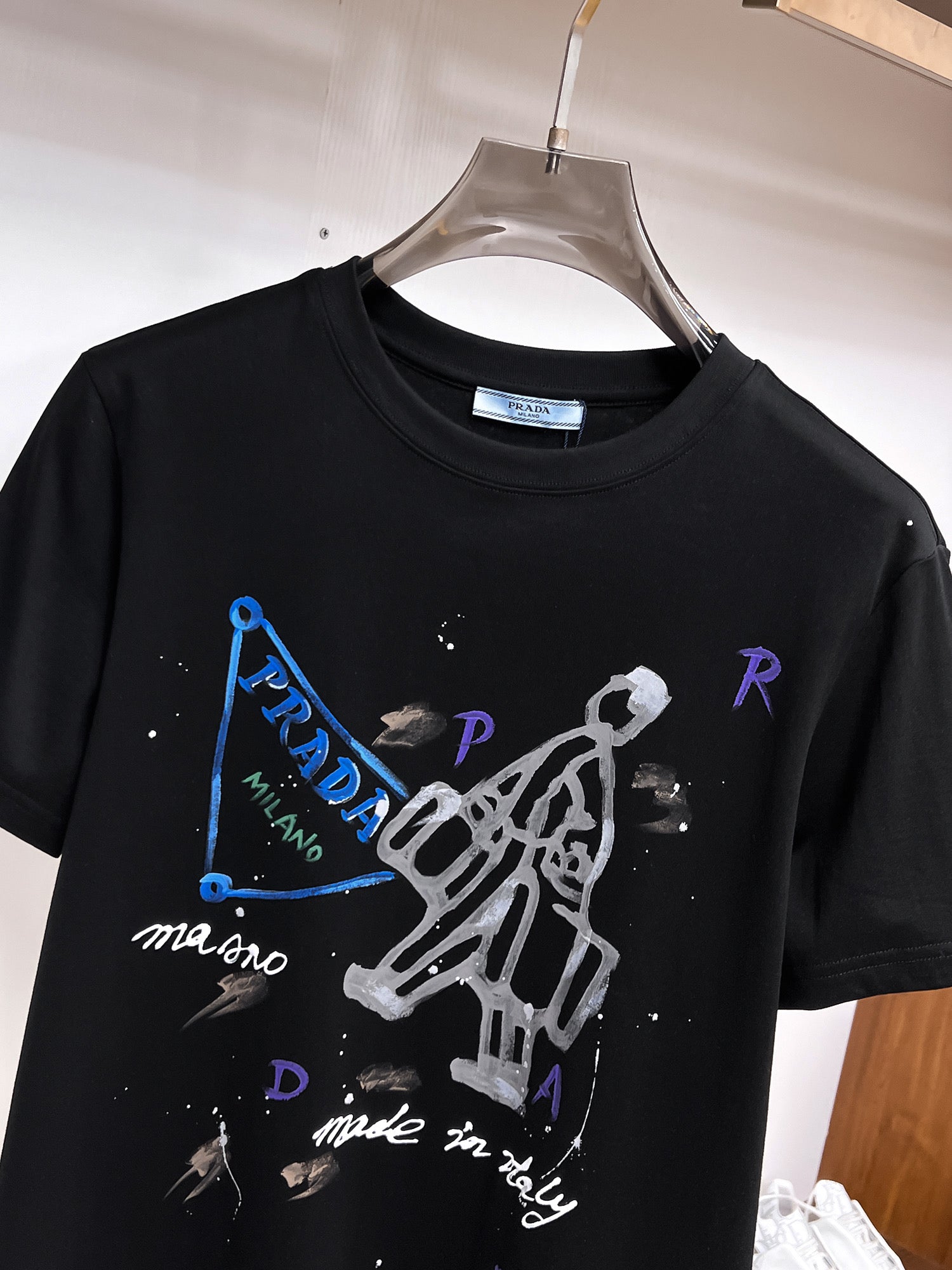 Prada【新品】2026SS春夏🆕 男女情侶款經典logo圖標設計短袖T卹簡約的時尚元素設計凸顯精簡,隸屬今夏高顏值單品. 客供優質針織棉面料,手感順滑細膩,著身的透氣舒適感無可挑剔.全新標誌皮質徽章縫製感染力強大,彰顯前衛獨特個性.時尚達人的必備單品.表達一絲不苟的時尚氣息. 顏色：白色黑色尺碼：S/M/L/XL/2XL S肩寬43胸圍104衣長67袖長21