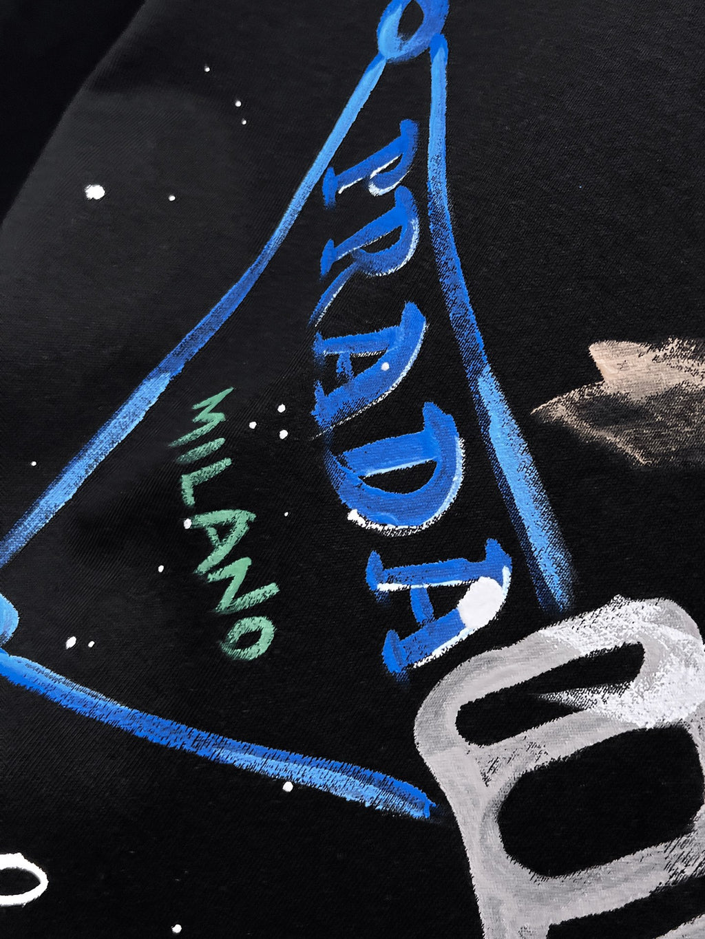 Prada【新品】2026SS春夏🆕 男女情侶款經典logo圖標設計短袖T卹簡約的時尚元素設計凸顯精簡,隸屬今夏高顏值單品. 客供優質針織棉面料,手感順滑細膩,著身的透氣舒適感無可挑剔.全新標誌皮質徽章縫製感染力強大,彰顯前衛獨特個性.時尚達人的必備單品.表達一絲不苟的時尚氣息. 顏色：白色黑色尺碼：S/M/L/XL/2XL S肩寬43胸圍104衣長67袖長21