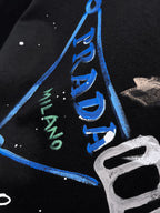 Prada【新品】2026SS春夏🆕 男女情侶款經典logo圖標設計短袖T卹簡約的時尚元素設計凸顯精簡,隸屬今夏高顏值單品. 客供優質針織棉面料,手感順滑細膩,著身的透氣舒適感無可挑剔.全新標誌皮質徽章縫製感染力強大,彰顯前衛獨特個性.時尚達人的必備單品.表達一絲不苟的時尚氣息. 顏色：白色黑色尺碼：S/M/L/XL/2XL S肩寬43胸圍104衣長67袖長21