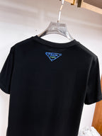 Prada【新品】2026SS春夏🆕 男女情侶款經典logo圖標設計短袖T卹簡約的時尚元素設計凸顯精簡,隸屬今夏高顏值單品. 客供優質針織棉面料,手感順滑細膩,著身的透氣舒適感無可挑剔.全新標誌皮質徽章縫製感染力強大,彰顯前衛獨特個性.時尚達人的必備單品.表達一絲不苟的時尚氣息. 顏色：白色黑色尺碼：S/M/L/XL/2XL S肩寬43胸圍104衣長67袖長21