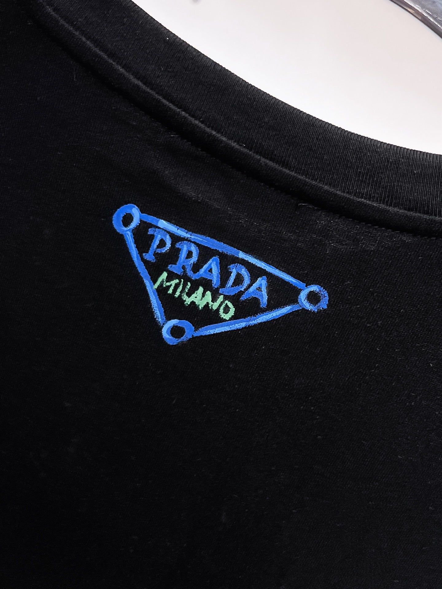 Prada【新品】2026SS春夏🆕 男女情侶款經典logo圖標設計短袖T卹簡約的時尚元素設計凸顯精簡,隸屬今夏高顏值單品. 客供優質針織棉面料,手感順滑細膩,著身的透氣舒適感無可挑剔.全新標誌皮質徽章縫製感染力強大,彰顯前衛獨特個性.時尚達人的必備單品.表達一絲不苟的時尚氣息. 顏色：白色黑色尺碼：S/M/L/XL/2XL S肩寬43胸圍104衣長67袖長21