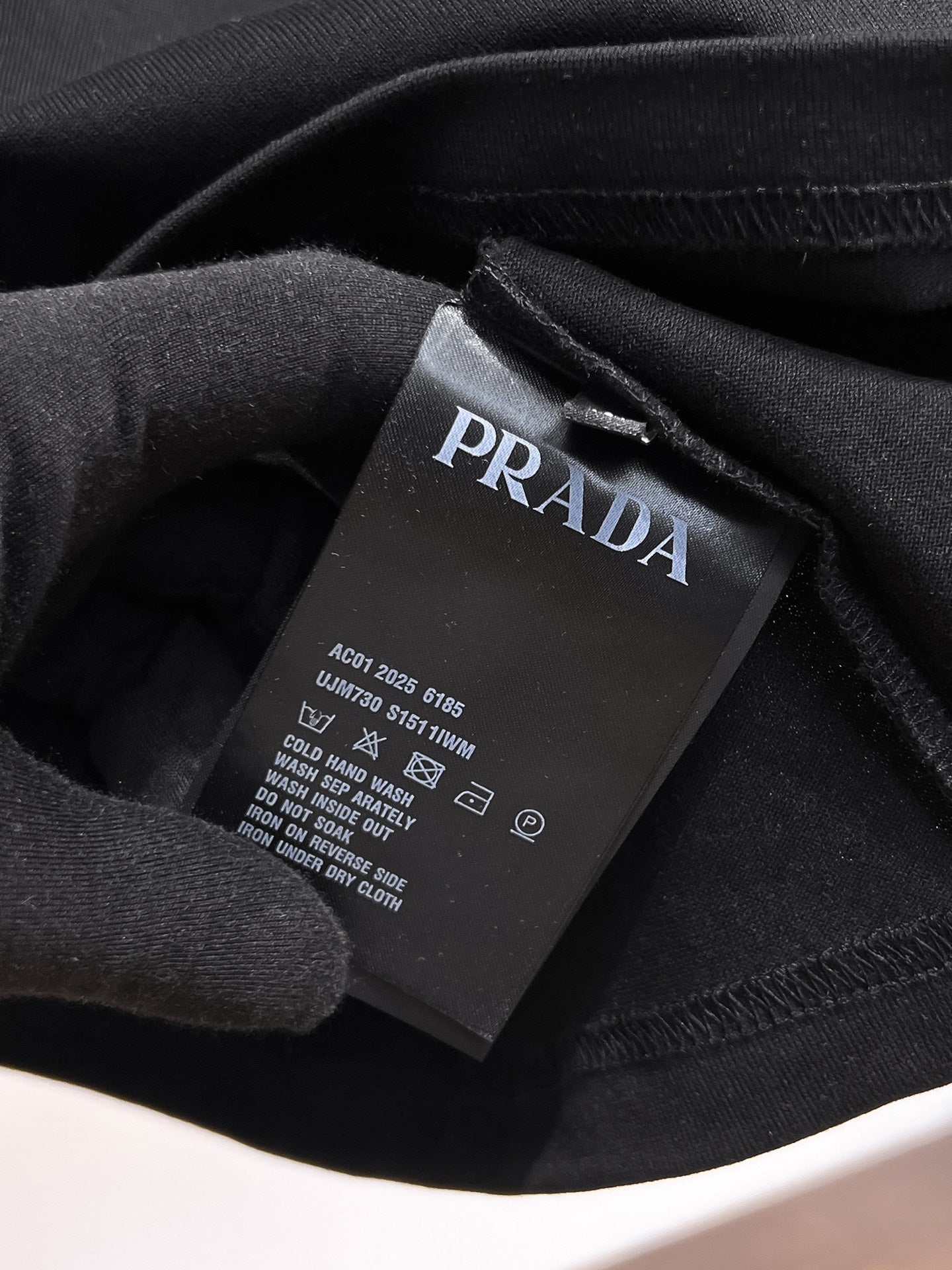 Prada【新品】2026SS春夏🆕 男女情侶款經典logo圖標設計短袖T卹簡約的時尚元素設計凸顯精簡,隸屬今夏高顏值單品. 客供優質針織棉面料,手感順滑細膩,著身的透氣舒適感無可挑剔.全新標誌皮質徽章縫製感染力強大,彰顯前衛獨特個性.時尚達人的必備單品.表達一絲不苟的時尚氣息. 顏色：白色黑色尺碼：S/M/L/XL/2XL S肩寬43胸圍104衣長67袖長21