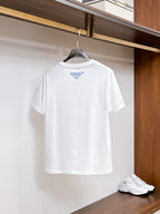 Prada【新品】2026SS春夏🆕 男女情侶款經典logo圖標設計短袖T卹簡約的時尚元素設計凸顯精簡,隸屬今夏高顏值單品. 客供優質針織棉面料,手感順滑細膩,著身的透氣舒適感無可挑剔.全新標誌皮質徽章縫製感染力強大,彰顯前衛獨特個性.時尚達人的必備單品.表達一絲不苟的時尚氣息. 顏色：白色黑色尺碼：S/M/L/XL/2XL S肩寬43胸圍104衣長67袖長21