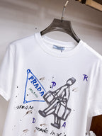 Prada【新品】2026SS春夏🆕 男女情侶款經典logo圖標設計短袖T卹簡約的時尚元素設計凸顯精簡,隸屬今夏高顏值單品. 客供優質針織棉面料,手感順滑細膩,著身的透氣舒適感無可挑剔.全新標誌皮質徽章縫製感染力強大,彰顯前衛獨特個性.時尚達人的必備單品.表達一絲不苟的時尚氣息. 顏色：白色黑色尺碼：S/M/L/XL/2XL S肩寬43胸圍104衣長67袖長21