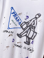 Prada【新品】2026SS春夏🆕 男女情侶款經典logo圖標設計短袖T卹簡約的時尚元素設計凸顯精簡,隸屬今夏高顏值單品. 客供優質針織棉面料,手感順滑細膩,著身的透氣舒適感無可挑剔.全新標誌皮質徽章縫製感染力強大,彰顯前衛獨特個性.時尚達人的必備單品.表達一絲不苟的時尚氣息. 顏色：白色黑色尺碼：S/M/L/XL/2XL S肩寬43胸圍104衣長67袖長21