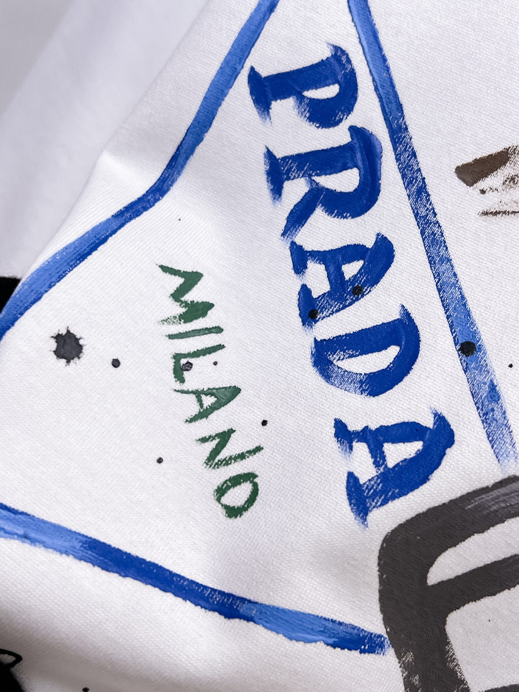 Prada【新品】2026SS春夏🆕 男女情侶款經典logo圖標設計短袖T卹簡約的時尚元素設計凸顯精簡,隸屬今夏高顏值單品. 客供優質針織棉面料,手感順滑細膩,著身的透氣舒適感無可挑剔.全新標誌皮質徽章縫製感染力強大,彰顯前衛獨特個性.時尚達人的必備單品.表達一絲不苟的時尚氣息. 顏色：白色黑色尺碼：S/M/L/XL/2XL S肩寬43胸圍104衣長67袖長21
