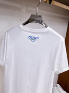 Prada【新品】2026SS春夏🆕 男女情侶款經典logo圖標設計短袖T卹簡約的時尚元素設計凸顯精簡,隸屬今夏高顏值單品. 客供優質針織棉面料,手感順滑細膩,著身的透氣舒適感無可挑剔.全新標誌皮質徽章縫製感染力強大,彰顯前衛獨特個性.時尚達人的必備單品.表達一絲不苟的時尚氣息. 顏色：白色黑色尺碼：S/M/L/XL/2XL S肩寬43胸圍104衣長67袖長21