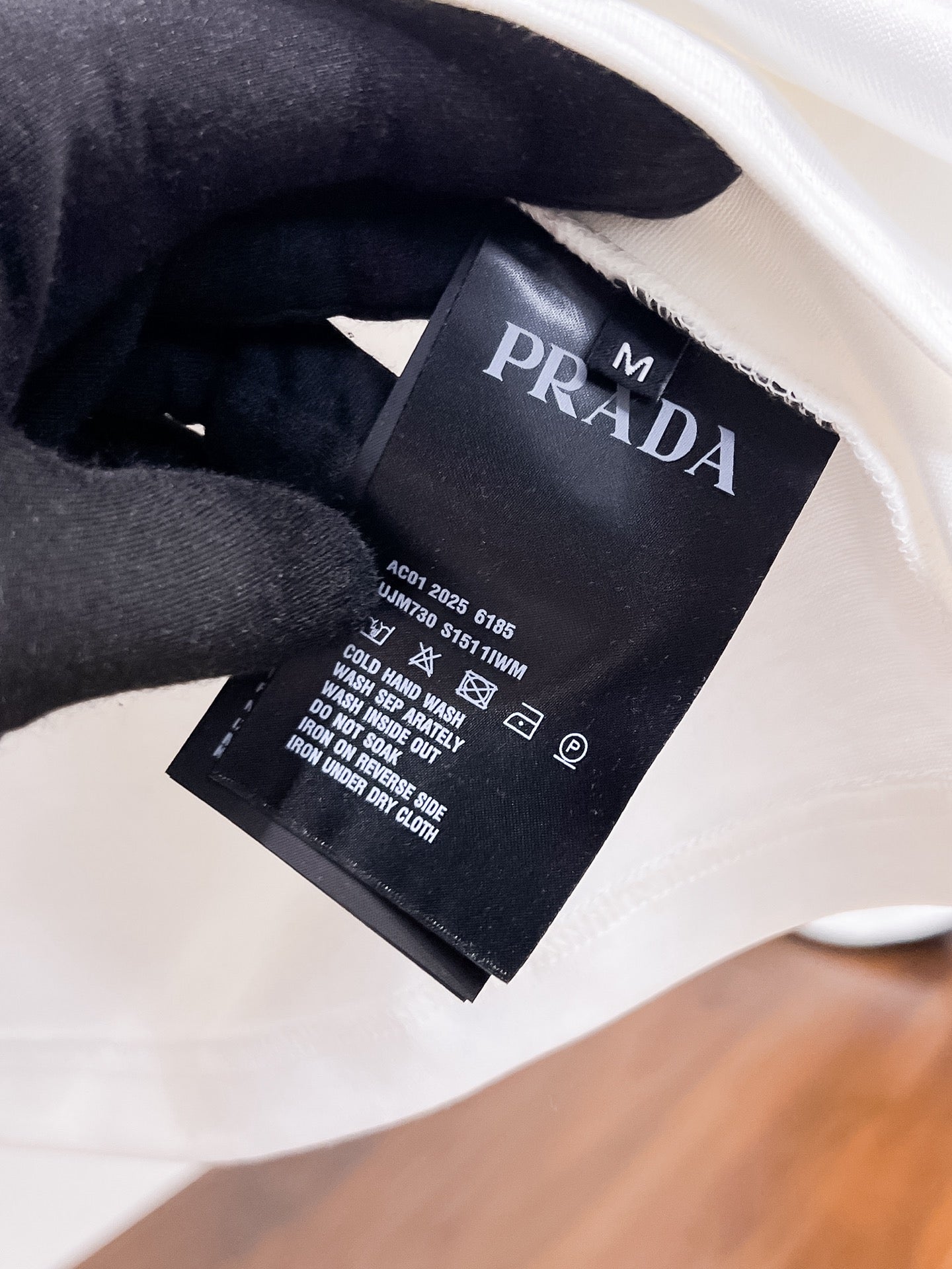 Prada【新品】2026SS春夏🆕 男女情侶款經典logo圖標設計短袖T卹簡約的時尚元素設計凸顯精簡,隸屬今夏高顏值單品. 客供優質針織棉面料,手感順滑細膩,著身的透氣舒適感無可挑剔.全新標誌皮質徽章縫製感染力強大,彰顯前衛獨特個性.時尚達人的必備單品.表達一絲不苟的時尚氣息. 顏色：白色黑色尺碼：S/M/L/XL/2XL S肩寬43胸圍104衣長67袖長21