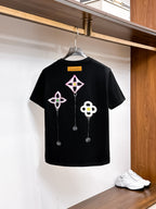 LV【新品】2026SS春夏🆕 男女情侶款經典logo圖標設計短袖T卹簡約的時尚元素設計凸顯精簡,隸屬今夏高顏值單品. 客供優質針織棉面料,手感順滑細膩,著身的透氣舒適感無可挑剔.全新標誌皮質徽章縫製感染力強大,彰顯前衛獨特個性.時尚達人的必備單品.表達一絲不苟的時尚氣息. 顏色：白色黑色尺碼：S/M/L/XL/2XL S肩寬43胸圍104衣長67袖長21