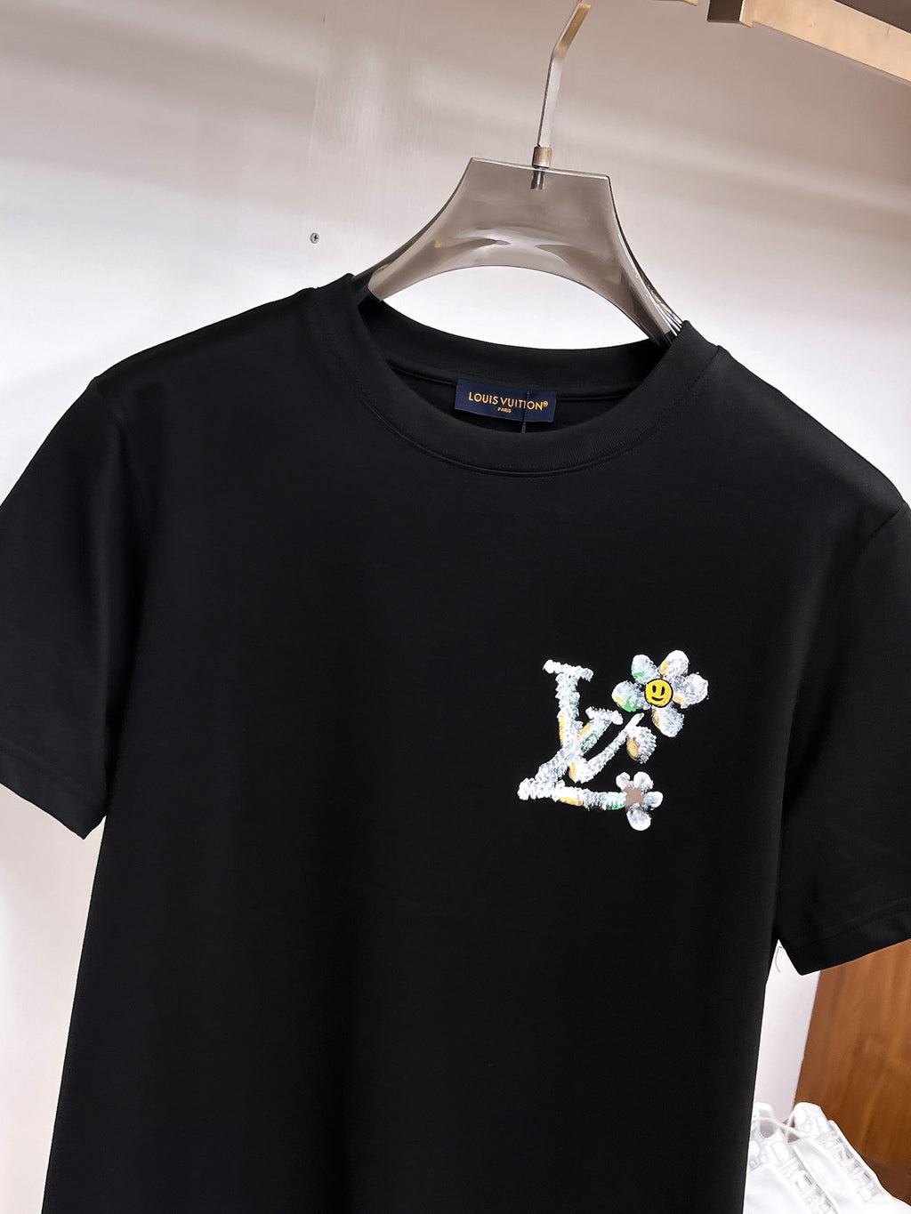 LV【新品】2026SS春夏🆕 男女情侶款經典logo圖標設計短袖T卹簡約的時尚元素設計凸顯精簡,隸屬今夏高顏值單品. 客供優質針織棉面料,手感順滑細膩,著身的透氣舒適感無可挑剔.全新標誌皮質徽章縫製感染力強大,彰顯前衛獨特個性.時尚達人的必備單品.表達一絲不苟的時尚氣息. 顏色：白色黑色尺碼：S/M/L/XL/2XL S肩寬43胸圍104衣長67袖長21