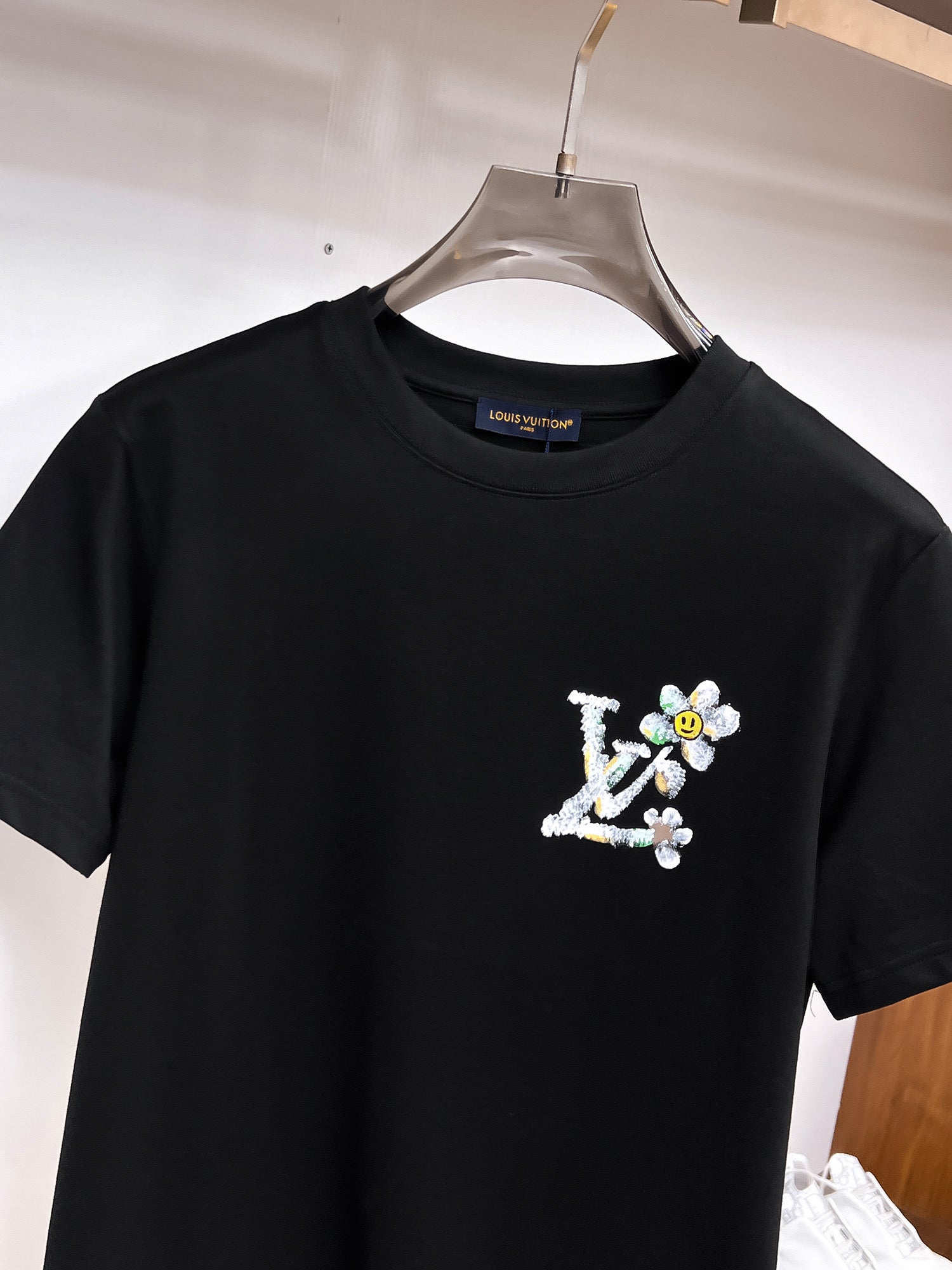 LV【新品】2026SS春夏🆕 男女情侶款經典logo圖標設計短袖T卹簡約的時尚元素設計凸顯精簡,隸屬今夏高顏值單品. 客供優質針織棉面料,手感順滑細膩,著身的透氣舒適感無可挑剔.全新標誌皮質徽章縫製感染力強大,彰顯前衛獨特個性.時尚達人的必備單品.表達一絲不苟的時尚氣息. 顏色：白色黑色尺碼：S/M/L/XL/2XL S肩寬43胸圍104衣長67袖長21