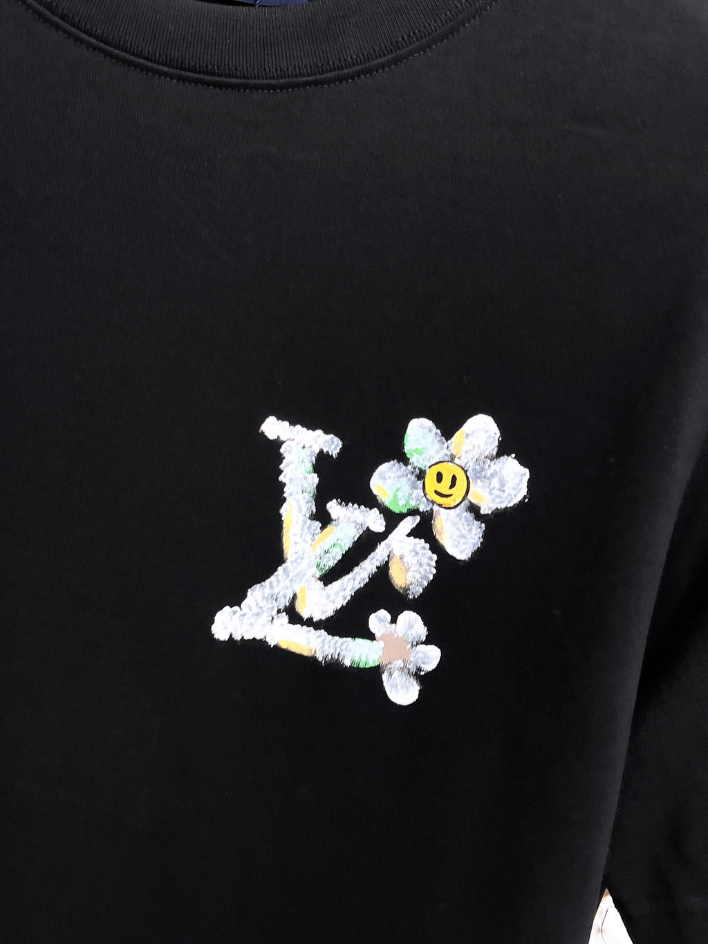 LV【新品】2026SS春夏🆕 男女情侶款經典logo圖標設計短袖T卹簡約的時尚元素設計凸顯精簡,隸屬今夏高顏值單品. 客供優質針織棉面料,手感順滑細膩,著身的透氣舒適感無可挑剔.全新標誌皮質徽章縫製感染力強大,彰顯前衛獨特個性.時尚達人的必備單品.表達一絲不苟的時尚氣息. 顏色：白色黑色尺碼：S/M/L/XL/2XL S肩寬43胸圍104衣長67袖長21