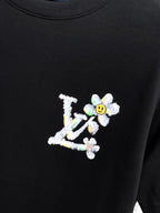 LV【新品】2026SS春夏🆕 男女情侶款經典logo圖標設計短袖T卹簡約的時尚元素設計凸顯精簡,隸屬今夏高顏值單品. 客供優質針織棉面料,手感順滑細膩,著身的透氣舒適感無可挑剔.全新標誌皮質徽章縫製感染力強大,彰顯前衛獨特個性.時尚達人的必備單品.表達一絲不苟的時尚氣息. 顏色：白色黑色尺碼：S/M/L/XL/2XL S肩寬43胸圍104衣長67袖長21