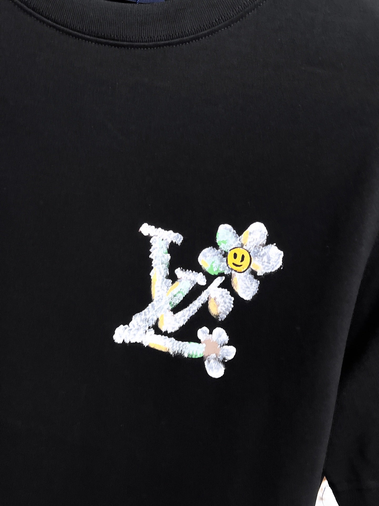 LV【新品】2026SS春夏🆕 男女情侶款經典logo圖標設計短袖T卹簡約的時尚元素設計凸顯精簡,隸屬今夏高顏值單品. 客供優質針織棉面料,手感順滑細膩,著身的透氣舒適感無可挑剔.全新標誌皮質徽章縫製感染力強大,彰顯前衛獨特個性.時尚達人的必備單品.表達一絲不苟的時尚氣息. 顏色：白色黑色尺碼：S/M/L/XL/2XL S肩寬43胸圍104衣長67袖長21