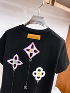 LV【新品】2026SS春夏🆕 男女情侶款經典logo圖標設計短袖T卹簡約的時尚元素設計凸顯精簡,隸屬今夏高顏值單品. 客供優質針織棉面料,手感順滑細膩,著身的透氣舒適感無可挑剔.全新標誌皮質徽章縫製感染力強大,彰顯前衛獨特個性.時尚達人的必備單品.表達一絲不苟的時尚氣息. 顏色：白色黑色尺碼：S/M/L/XL/2XL S肩寬43胸圍104衣長67袖長21