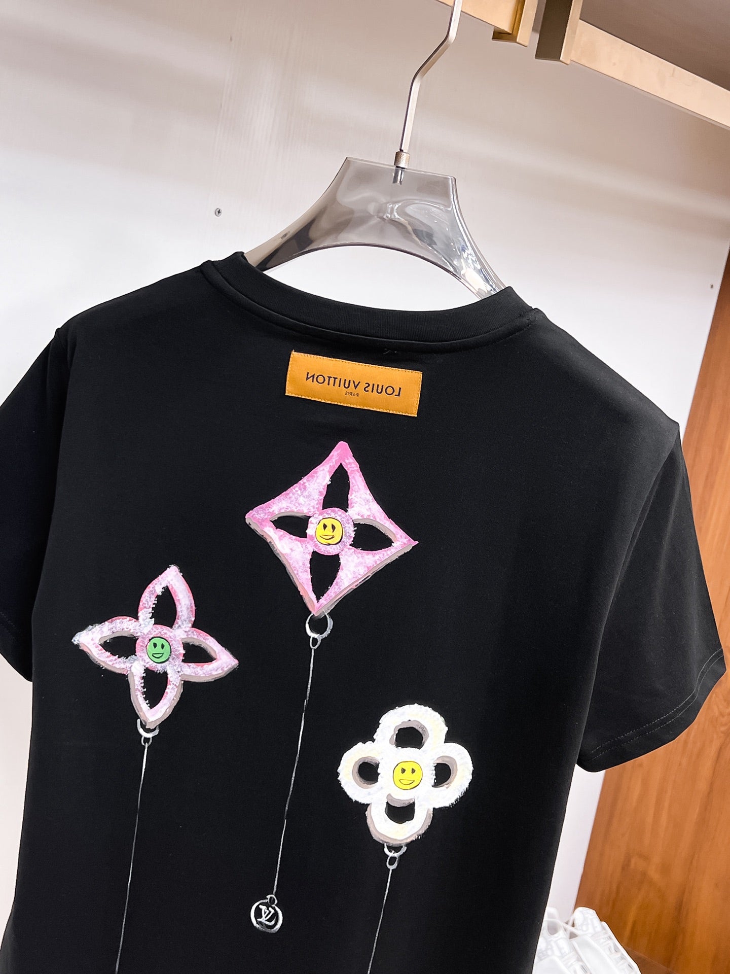 LV【新品】2026SS春夏🆕 男女情侶款經典logo圖標設計短袖T卹簡約的時尚元素設計凸顯精簡,隸屬今夏高顏值單品. 客供優質針織棉面料,手感順滑細膩,著身的透氣舒適感無可挑剔.全新標誌皮質徽章縫製感染力強大,彰顯前衛獨特個性.時尚達人的必備單品.表達一絲不苟的時尚氣息. 顏色：白色黑色尺碼：S/M/L/XL/2XL S肩寬43胸圍104衣長67袖長21