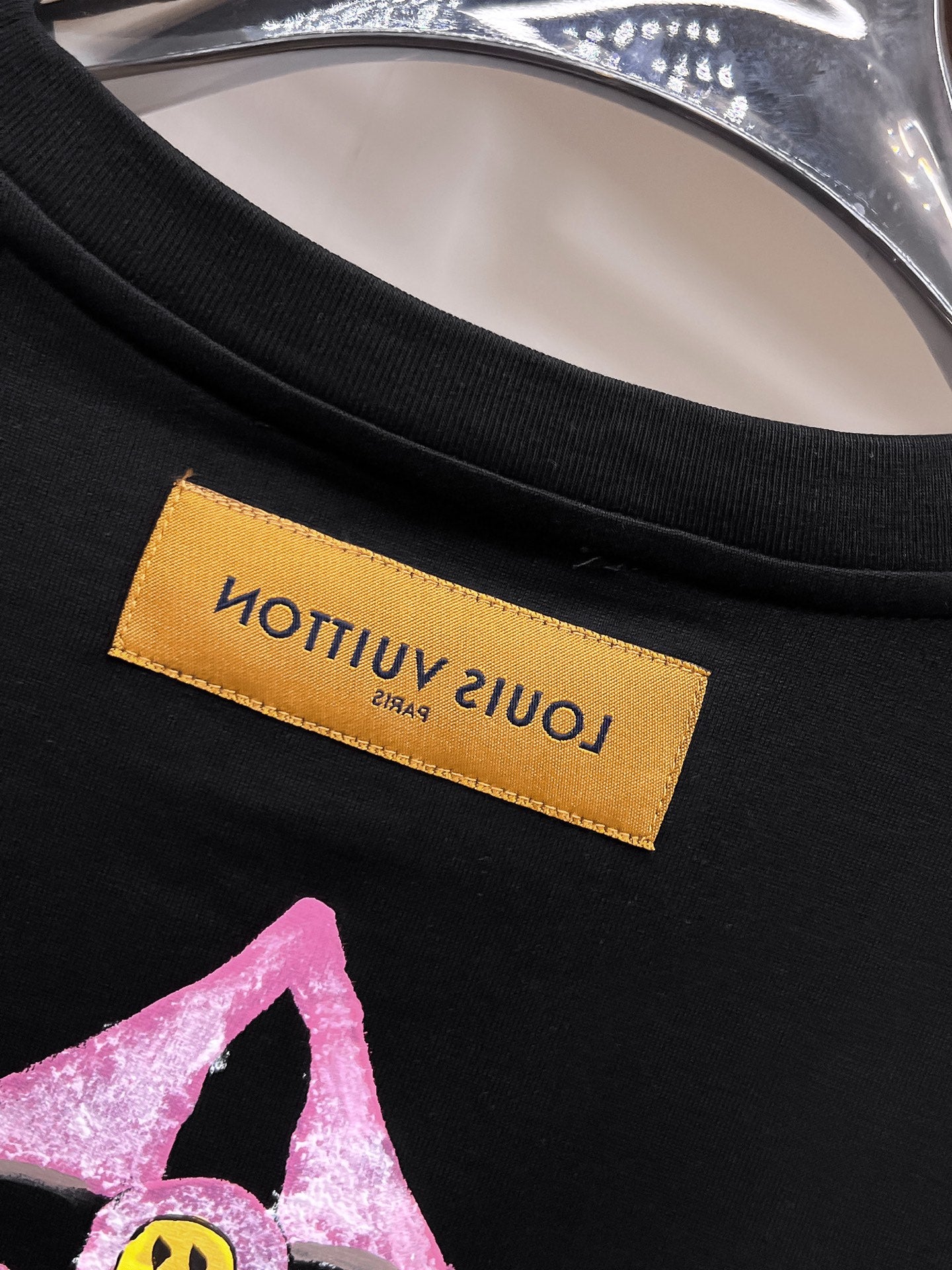 LV【新品】2026SS春夏🆕 男女情侶款經典logo圖標設計短袖T卹簡約的時尚元素設計凸顯精簡,隸屬今夏高顏值單品. 客供優質針織棉面料,手感順滑細膩,著身的透氣舒適感無可挑剔.全新標誌皮質徽章縫製感染力強大,彰顯前衛獨特個性.時尚達人的必備單品.表達一絲不苟的時尚氣息. 顏色：白色黑色尺碼：S/M/L/XL/2XL S肩寬43胸圍104衣長67袖長21