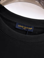 LV【新品】2026SS春夏🆕 男女情侶款經典logo圖標設計短袖T卹簡約的時尚元素設計凸顯精簡,隸屬今夏高顏值單品. 客供優質針織棉面料,手感順滑細膩,著身的透氣舒適感無可挑剔.全新標誌皮質徽章縫製感染力強大,彰顯前衛獨特個性.時尚達人的必備單品.表達一絲不苟的時尚氣息. 顏色：白色黑色尺碼：S/M/L/XL/2XL S肩寬43胸圍104衣長67袖長21