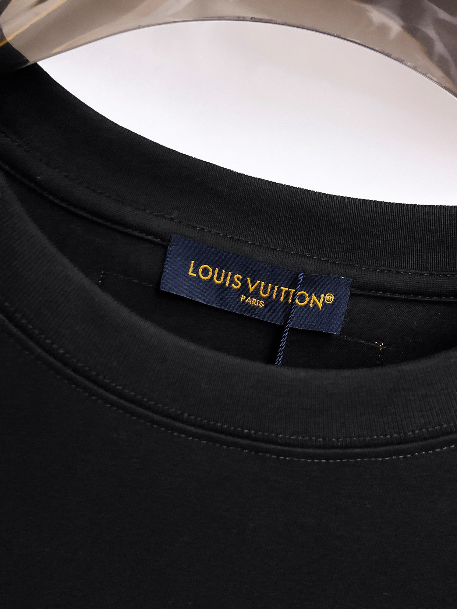 LV【新品】2026SS春夏🆕 男女情侶款經典logo圖標設計短袖T卹簡約的時尚元素設計凸顯精簡,隸屬今夏高顏值單品. 客供優質針織棉面料,手感順滑細膩,著身的透氣舒適感無可挑剔.全新標誌皮質徽章縫製感染力強大,彰顯前衛獨特個性.時尚達人的必備單品.表達一絲不苟的時尚氣息. 顏色：白色黑色尺碼：S/M/L/XL/2XL S肩寬43胸圍104衣長67袖長21