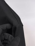LV【新品】2026SS春夏🆕 男女情侶款經典logo圖標設計短袖T卹簡約的時尚元素設計凸顯精簡,隸屬今夏高顏值單品. 客供優質針織棉面料,手感順滑細膩,著身的透氣舒適感無可挑剔.全新標誌皮質徽章縫製感染力強大,彰顯前衛獨特個性.時尚達人的必備單品.表達一絲不苟的時尚氣息. 顏色：白色黑色尺碼：S/M/L/XL/2XL S肩寬43胸圍104衣長67袖長21