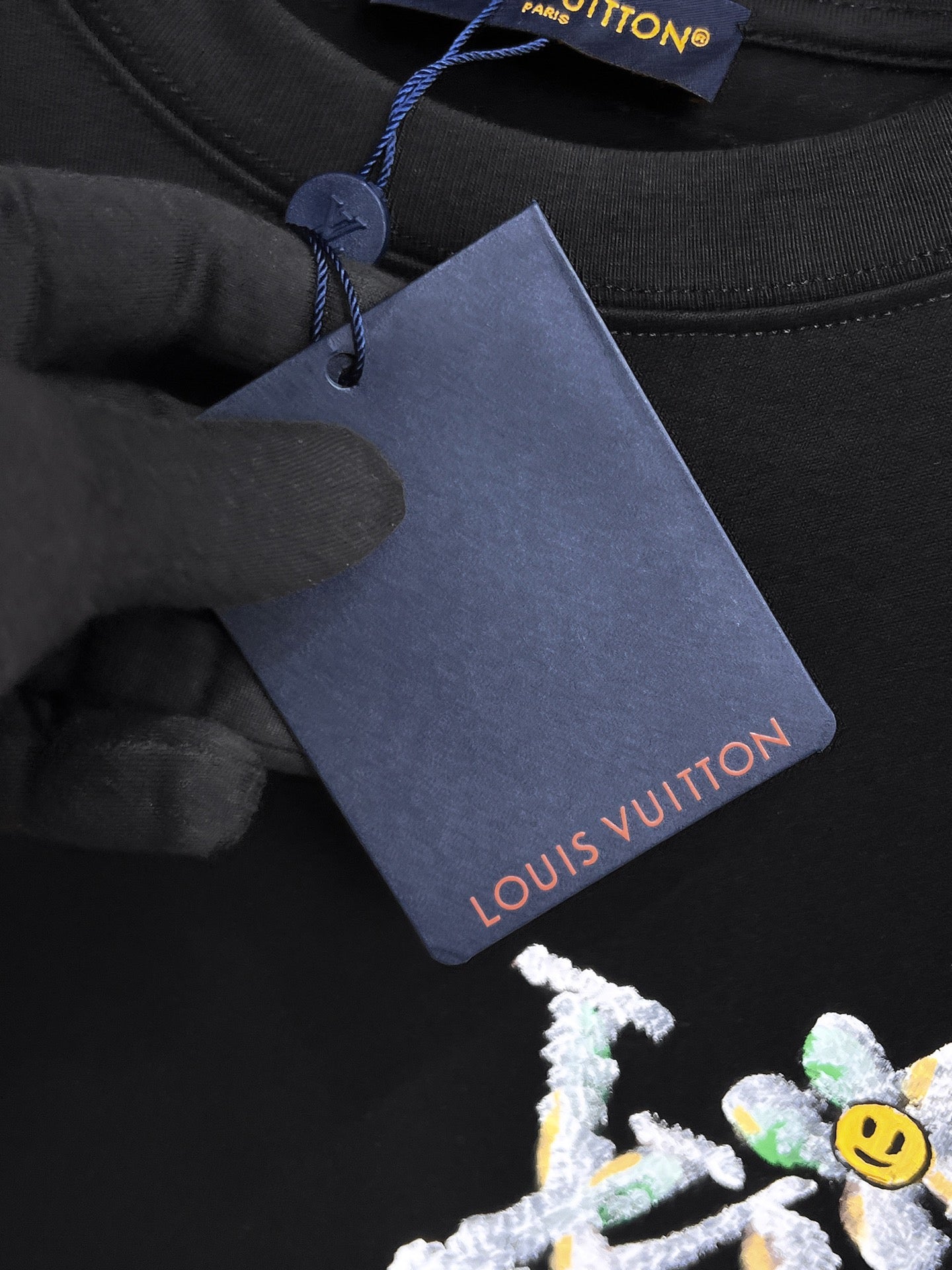 LV【新品】2026SS春夏🆕 男女情侶款經典logo圖標設計短袖T卹簡約的時尚元素設計凸顯精簡,隸屬今夏高顏值單品. 客供優質針織棉面料,手感順滑細膩,著身的透氣舒適感無可挑剔.全新標誌皮質徽章縫製感染力強大,彰顯前衛獨特個性.時尚達人的必備單品.表達一絲不苟的時尚氣息. 顏色：白色黑色尺碼：S/M/L/XL/2XL S肩寬43胸圍104衣長67袖長21
