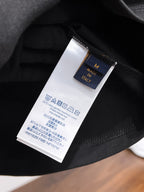 LV【新品】2026SS春夏🆕 男女情侶款經典logo圖標設計短袖T卹簡約的時尚元素設計凸顯精簡,隸屬今夏高顏值單品. 客供優質針織棉面料,手感順滑細膩,著身的透氣舒適感無可挑剔.全新標誌皮質徽章縫製感染力強大,彰顯前衛獨特個性.時尚達人的必備單品.表達一絲不苟的時尚氣息. 顏色：白色黑色尺碼：S/M/L/XL/2XL S肩寬43胸圍104衣長67袖長21