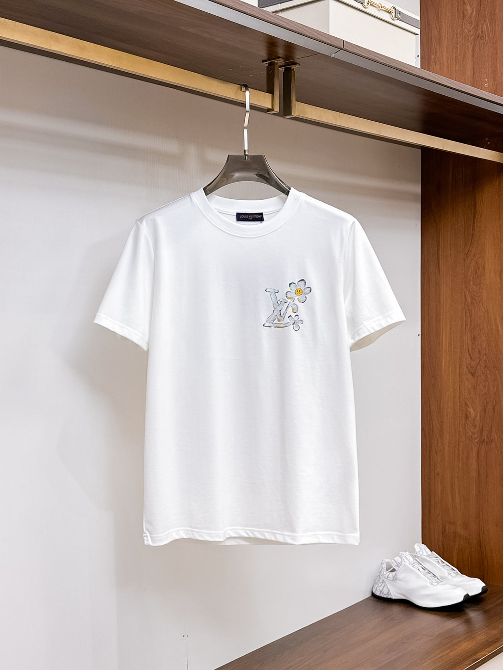 LV【新品】2026SS春夏🆕 男女情侶款經典logo圖標設計短袖T卹簡約的時尚元素設計凸顯精簡,隸屬今夏高顏值單品. 客供優質針織棉面料,手感順滑細膩,著身的透氣舒適感無可挑剔.全新標誌皮質徽章縫製感染力強大,彰顯前衛獨特個性.時尚達人的必備單品.表達一絲不苟的時尚氣息. 顏色：白色黑色尺碼：S/M/L/XL/2XL S肩寬43胸圍104衣長67袖長21
