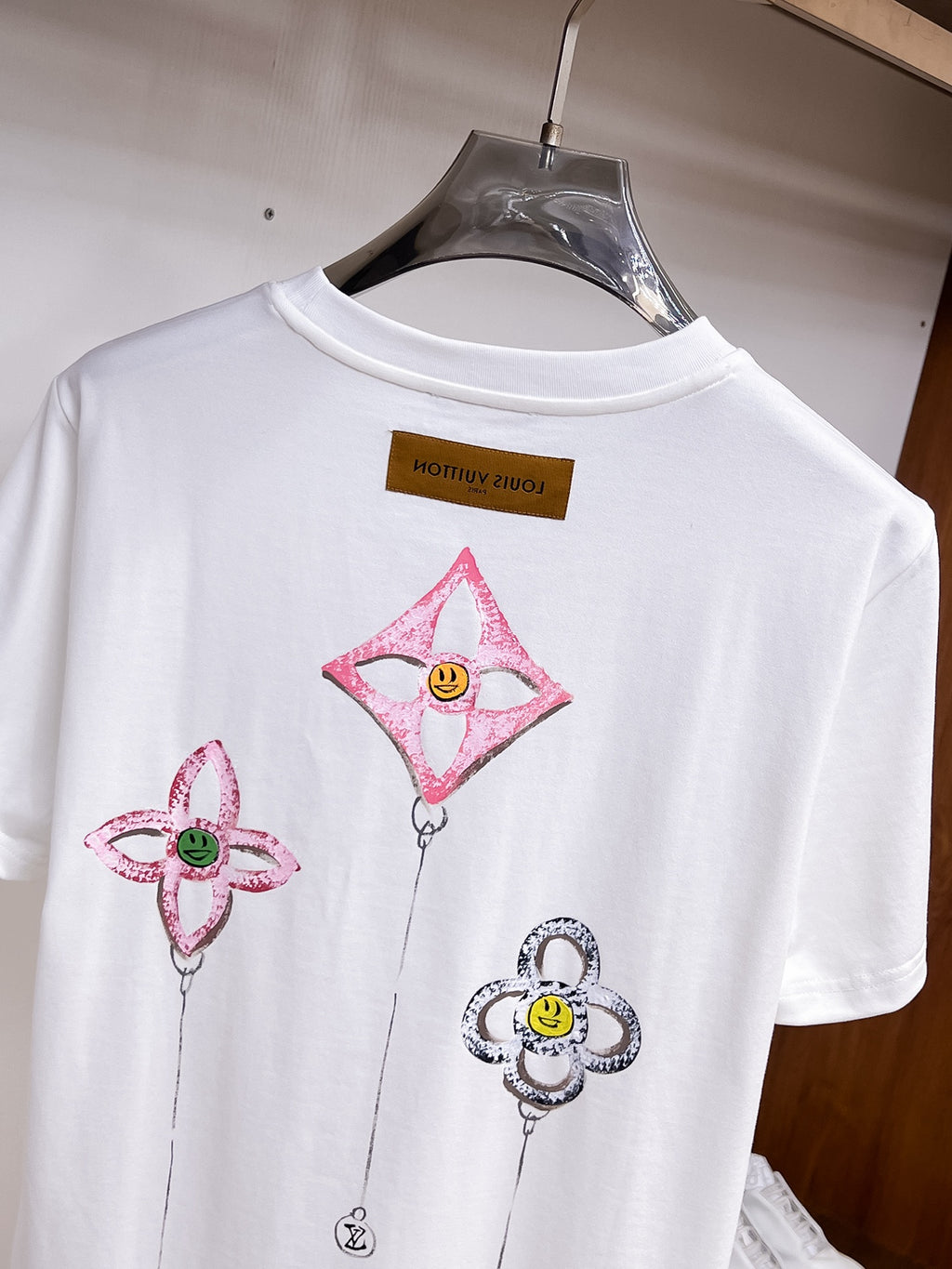 LV【新品】2026SS春夏🆕 男女情侶款經典logo圖標設計短袖T卹簡約的時尚元素設計凸顯精簡,隸屬今夏高顏值單品. 客供優質針織棉面料,手感順滑細膩,著身的透氣舒適感無可挑剔.全新標誌皮質徽章縫製感染力強大,彰顯前衛獨特個性.時尚達人的必備單品.表達一絲不苟的時尚氣息. 顏色：白色黑色尺碼：S/M/L/XL/2XL S肩寬43胸圍104衣長67袖長21