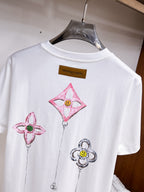 LV【新品】2026SS春夏🆕 男女情侶款經典logo圖標設計短袖T卹簡約的時尚元素設計凸顯精簡,隸屬今夏高顏值單品. 客供優質針織棉面料,手感順滑細膩,著身的透氣舒適感無可挑剔.全新標誌皮質徽章縫製感染力強大,彰顯前衛獨特個性.時尚達人的必備單品.表達一絲不苟的時尚氣息. 顏色：白色黑色尺碼：S/M/L/XL/2XL S肩寬43胸圍104衣長67袖長21