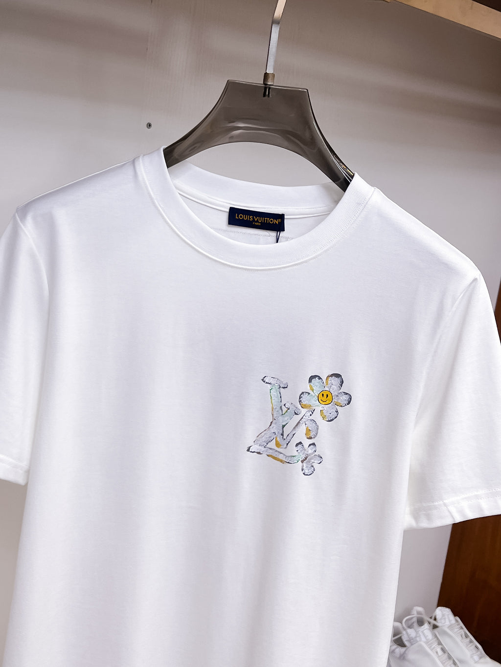 LV【新品】2026SS春夏🆕 男女情侶款經典logo圖標設計短袖T卹簡約的時尚元素設計凸顯精簡,隸屬今夏高顏值單品. 客供優質針織棉面料,手感順滑細膩,著身的透氣舒適感無可挑剔.全新標誌皮質徽章縫製感染力強大,彰顯前衛獨特個性.時尚達人的必備單品.表達一絲不苟的時尚氣息. 顏色：白色黑色尺碼：S/M/L/XL/2XL S肩寬43胸圍104衣長67袖長21