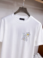 LV【新品】2026SS春夏🆕 男女情侶款經典logo圖標設計短袖T卹簡約的時尚元素設計凸顯精簡,隸屬今夏高顏值單品. 客供優質針織棉面料,手感順滑細膩,著身的透氣舒適感無可挑剔.全新標誌皮質徽章縫製感染力強大,彰顯前衛獨特個性.時尚達人的必備單品.表達一絲不苟的時尚氣息. 顏色：白色黑色尺碼：S/M/L/XL/2XL S肩寬43胸圍104衣長67袖長21