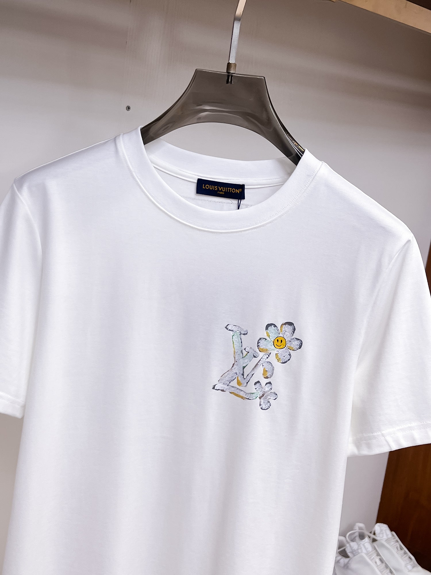 LV【新品】2026SS春夏🆕 男女情侶款經典logo圖標設計短袖T卹簡約的時尚元素設計凸顯精簡,隸屬今夏高顏值單品. 客供優質針織棉面料,手感順滑細膩,著身的透氣舒適感無可挑剔.全新標誌皮質徽章縫製感染力強大,彰顯前衛獨特個性.時尚達人的必備單品.表達一絲不苟的時尚氣息. 顏色：白色黑色尺碼：S/M/L/XL/2XL S肩寬43胸圍104衣長67袖長21