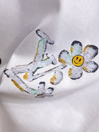 LV【新品】2026SS春夏🆕 男女情侶款經典logo圖標設計短袖T卹簡約的時尚元素設計凸顯精簡,隸屬今夏高顏值單品. 客供優質針織棉面料,手感順滑細膩,著身的透氣舒適感無可挑剔.全新標誌皮質徽章縫製感染力強大,彰顯前衛獨特個性.時尚達人的必備單品.表達一絲不苟的時尚氣息. 顏色：白色黑色尺碼：S/M/L/XL/2XL S肩寬43胸圍104衣長67袖長21