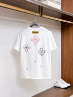 LV【新品】2026SS春夏🆕 男女情侶款經典logo圖標設計短袖T卹簡約的時尚元素設計凸顯精簡,隸屬今夏高顏值單品. 客供優質針織棉面料,手感順滑細膩,著身的透氣舒適感無可挑剔.全新標誌皮質徽章縫製感染力強大,彰顯前衛獨特個性.時尚達人的必備單品.表達一絲不苟的時尚氣息. 顏色：白色黑色尺碼：S/M/L/XL/2XL S肩寬43胸圍104衣長67袖長21