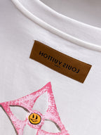 LV【新品】2026SS春夏🆕 男女情侶款經典logo圖標設計短袖T卹簡約的時尚元素設計凸顯精簡,隸屬今夏高顏值單品. 客供優質針織棉面料,手感順滑細膩,著身的透氣舒適感無可挑剔.全新標誌皮質徽章縫製感染力強大,彰顯前衛獨特個性.時尚達人的必備單品.表達一絲不苟的時尚氣息. 顏色：白色黑色尺碼：S/M/L/XL/2XL S肩寬43胸圍104衣長67袖長21