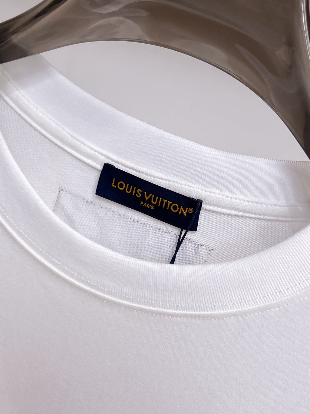 LV【新品】2026SS春夏🆕 男女情侶款經典logo圖標設計短袖T卹簡約的時尚元素設計凸顯精簡,隸屬今夏高顏值單品. 客供優質針織棉面料,手感順滑細膩,著身的透氣舒適感無可挑剔.全新標誌皮質徽章縫製感染力強大,彰顯前衛獨特個性.時尚達人的必備單品.表達一絲不苟的時尚氣息. 顏色：白色黑色尺碼：S/M/L/XL/2XL S肩寬43胸圍104衣長67袖長21