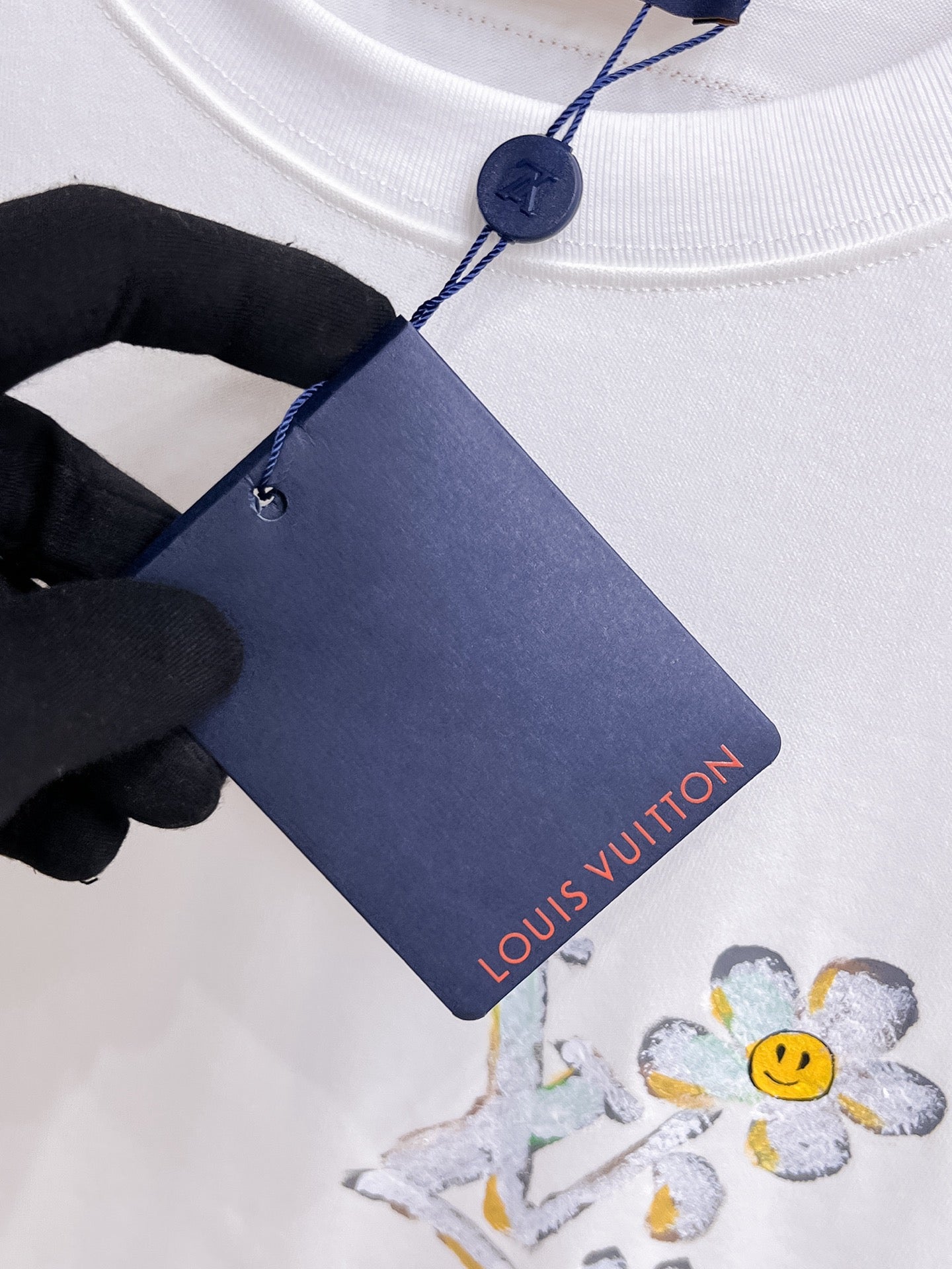LV【新品】2026SS春夏🆕 男女情侶款經典logo圖標設計短袖T卹簡約的時尚元素設計凸顯精簡,隸屬今夏高顏值單品. 客供優質針織棉面料,手感順滑細膩,著身的透氣舒適感無可挑剔.全新標誌皮質徽章縫製感染力強大,彰顯前衛獨特個性.時尚達人的必備單品.表達一絲不苟的時尚氣息. 顏色：白色黑色尺碼：S/M/L/XL/2XL S肩寬43胸圍104衣長67袖長21
