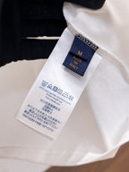 LV【新品】2026SS春夏🆕 男女情侶款經典logo圖標設計短袖T卹簡約的時尚元素設計凸顯精簡,隸屬今夏高顏值單品. 客供優質針織棉面料,手感順滑細膩,著身的透氣舒適感無可挑剔.全新標誌皮質徽章縫製感染力強大,彰顯前衛獨特個性.時尚達人的必備單品.表達一絲不苟的時尚氣息. 顏色：白色黑色尺碼：S/M/L/XL/2XL S肩寬43胸圍104衣長67袖長21