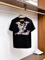 LV【新品】2026SS春夏🆕 男女情侶款經典logo圖標設計短袖T卹簡約的時尚元素設計凸顯精簡,隸屬今夏高顏值單品. 客供優質針織棉面料,手感順滑細膩,著身的透氣舒適感無可挑剔.全新標誌皮質徽章縫製感染力強大,彰顯前衛獨特個性.時尚達人的必備單品.表達一絲不苟的時尚氣息. 顏色：白色黑色尺碼：S/M/L/XL/2XL S肩寬43胸圍104衣長67袖長21