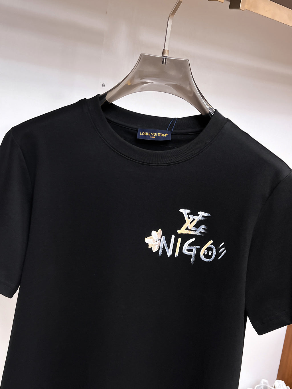 LV【新品】2026SS春夏🆕 男女情侶款經典logo圖標設計短袖T卹簡約的時尚元素設計凸顯精簡,隸屬今夏高顏值單品. 客供優質針織棉面料,手感順滑細膩,著身的透氣舒適感無可挑剔.全新標誌皮質徽章縫製感染力強大,彰顯前衛獨特個性.時尚達人的必備單品.表達一絲不苟的時尚氣息. 顏色：白色黑色尺碼：S/M/L/XL/2XL S肩寬43胸圍104衣長67袖長21