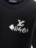 LV【新品】2026SS春夏🆕 男女情侶款經典logo圖標設計短袖T卹簡約的時尚元素設計凸顯精簡,隸屬今夏高顏值單品. 客供優質針織棉面料,手感順滑細膩,著身的透氣舒適感無可挑剔.全新標誌皮質徽章縫製感染力強大,彰顯前衛獨特個性.時尚達人的必備單品.表達一絲不苟的時尚氣息. 顏色：白色黑色尺碼：S/M/L/XL/2XL S肩寬43胸圍104衣長67袖長21