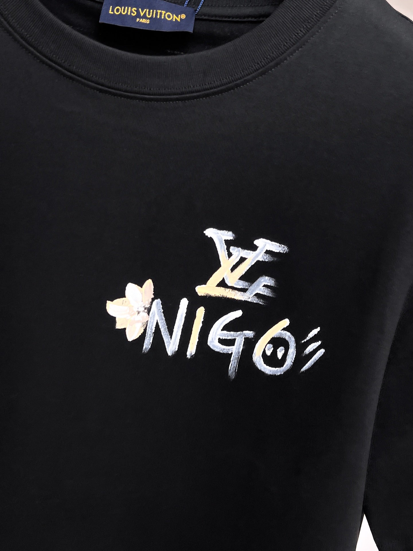 LV【新品】2026SS春夏🆕 男女情侶款經典logo圖標設計短袖T卹簡約的時尚元素設計凸顯精簡,隸屬今夏高顏值單品. 客供優質針織棉面料,手感順滑細膩,著身的透氣舒適感無可挑剔.全新標誌皮質徽章縫製感染力強大,彰顯前衛獨特個性.時尚達人的必備單品.表達一絲不苟的時尚氣息. 顏色：白色黑色尺碼：S/M/L/XL/2XL S肩寬43胸圍104衣長67袖長21