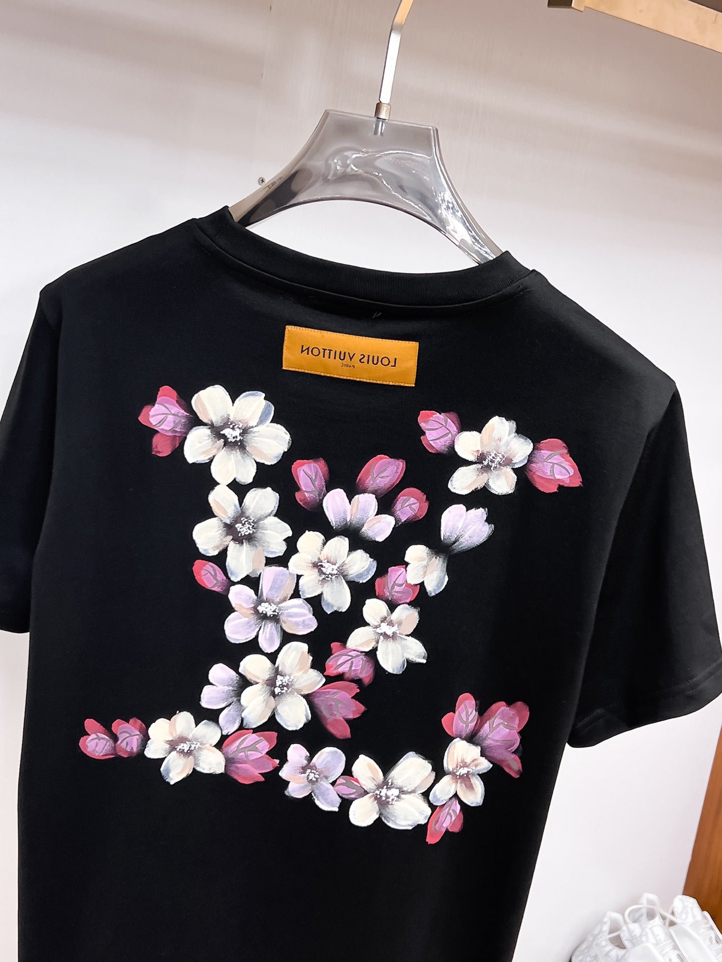 LV【新品】2026SS春夏🆕 男女情侶款經典logo圖標設計短袖T卹簡約的時尚元素設計凸顯精簡,隸屬今夏高顏值單品. 客供優質針織棉面料,手感順滑細膩,著身的透氣舒適感無可挑剔.全新標誌皮質徽章縫製感染力強大,彰顯前衛獨特個性.時尚達人的必備單品.表達一絲不苟的時尚氣息. 顏色：白色黑色尺碼：S/M/L/XL/2XL S肩寬43胸圍104衣長67袖長21
