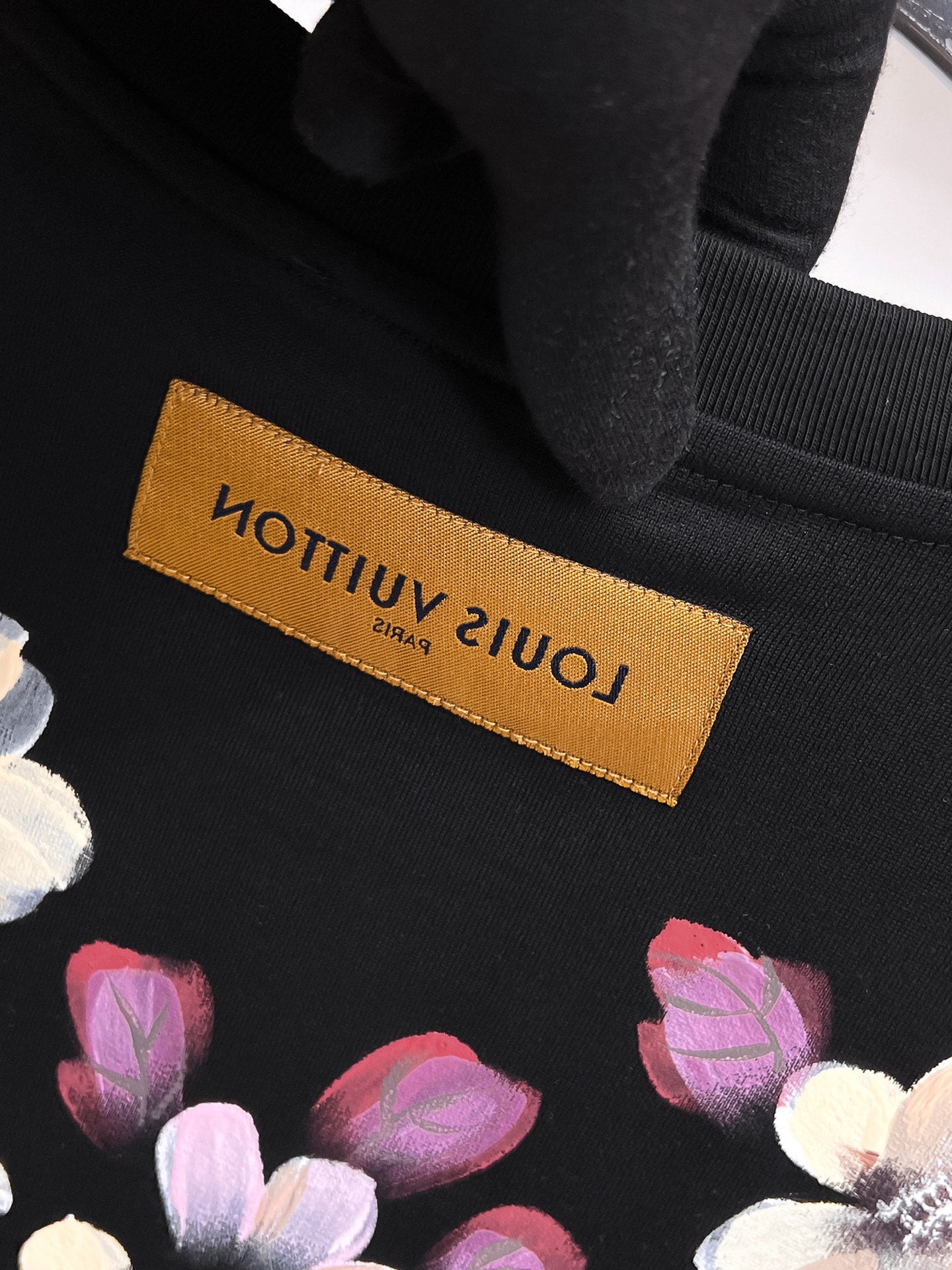 LV【新品】2026SS春夏🆕 男女情侶款經典logo圖標設計短袖T卹簡約的時尚元素設計凸顯精簡,隸屬今夏高顏值單品. 客供優質針織棉面料,手感順滑細膩,著身的透氣舒適感無可挑剔.全新標誌皮質徽章縫製感染力強大,彰顯前衛獨特個性.時尚達人的必備單品.表達一絲不苟的時尚氣息. 顏色：白色黑色尺碼：S/M/L/XL/2XL S肩寬43胸圍104衣長67袖長21
