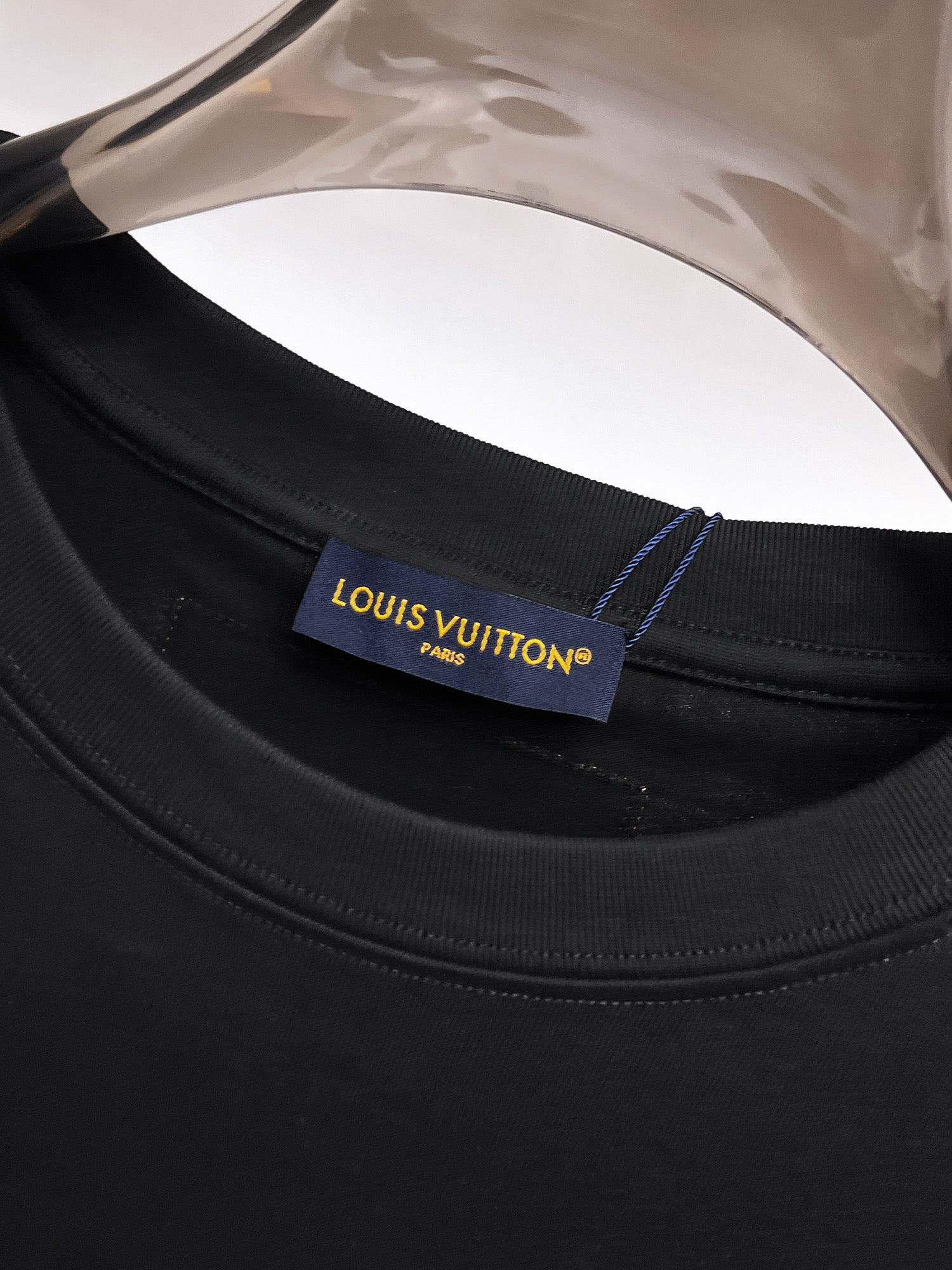 LV【新品】2026SS春夏🆕 男女情侶款經典logo圖標設計短袖T卹簡約的時尚元素設計凸顯精簡,隸屬今夏高顏值單品. 客供優質針織棉面料,手感順滑細膩,著身的透氣舒適感無可挑剔.全新標誌皮質徽章縫製感染力強大,彰顯前衛獨特個性.時尚達人的必備單品.表達一絲不苟的時尚氣息. 顏色：白色黑色尺碼：S/M/L/XL/2XL S肩寬43胸圍104衣長67袖長21