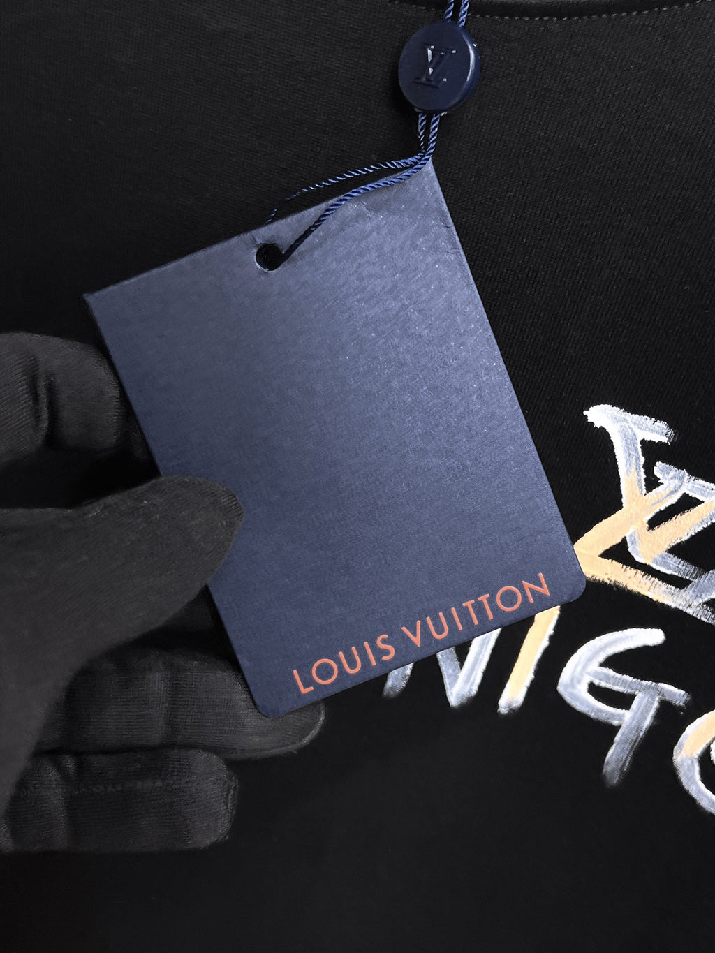 LV【新品】2026SS春夏🆕 男女情侶款經典logo圖標設計短袖T卹簡約的時尚元素設計凸顯精簡,隸屬今夏高顏值單品. 客供優質針織棉面料,手感順滑細膩,著身的透氣舒適感無可挑剔.全新標誌皮質徽章縫製感染力強大,彰顯前衛獨特個性.時尚達人的必備單品.表達一絲不苟的時尚氣息. 顏色：白色黑色尺碼：S/M/L/XL/2XL S肩寬43胸圍104衣長67袖長21